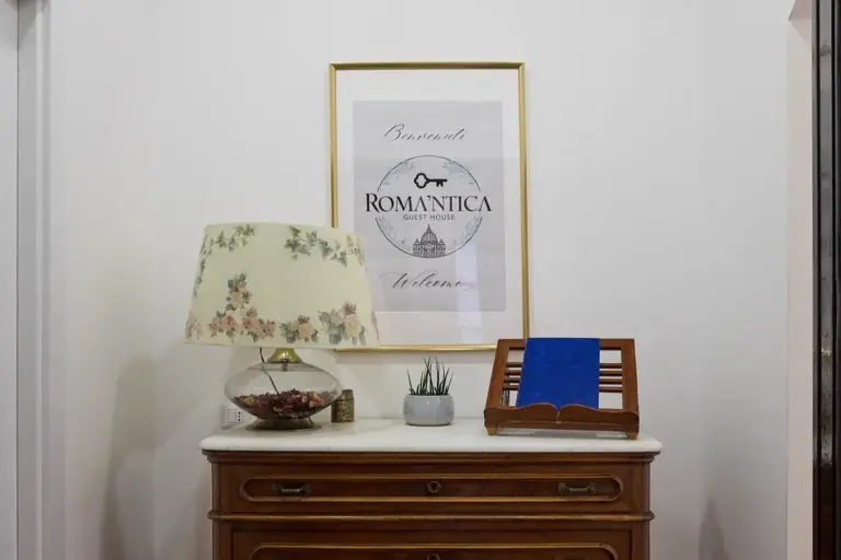 Ingresso Roma'ntica Guest House a Roma con quadro di benvenuto